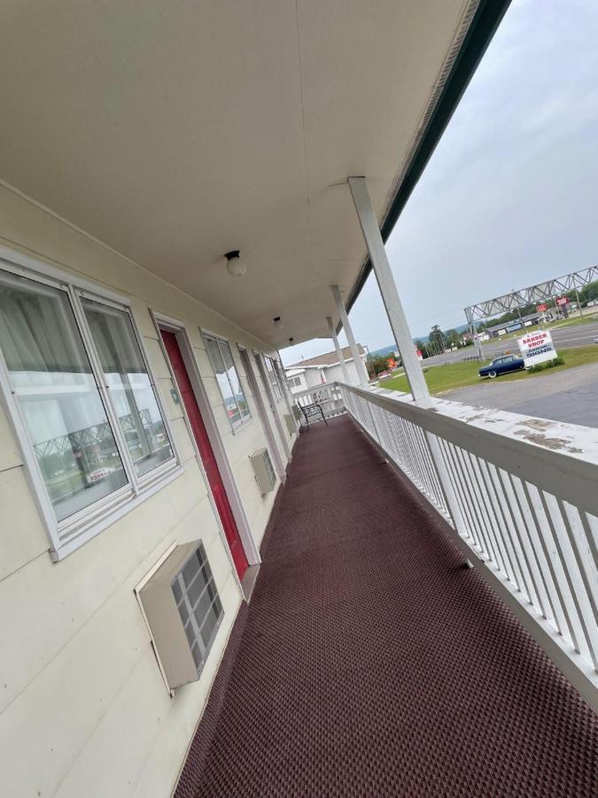 Voyager Inn Saint Ignace Kültér fotó