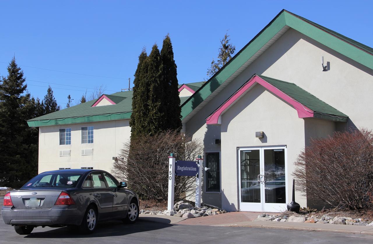 Voyager Inn Saint Ignace Kültér fotó