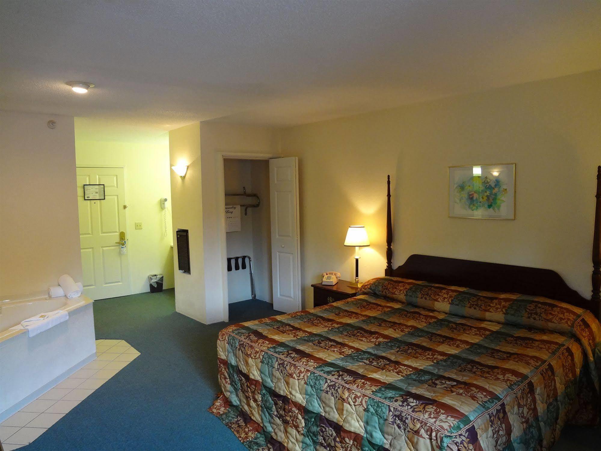 Voyager Inn Saint Ignace Kültér fotó